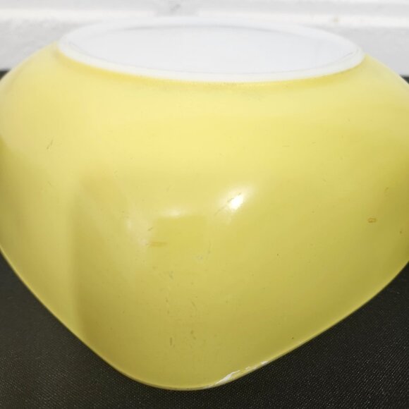 Vintage Pyrex 9 Inch Square Bowl - Picture 3 of 6